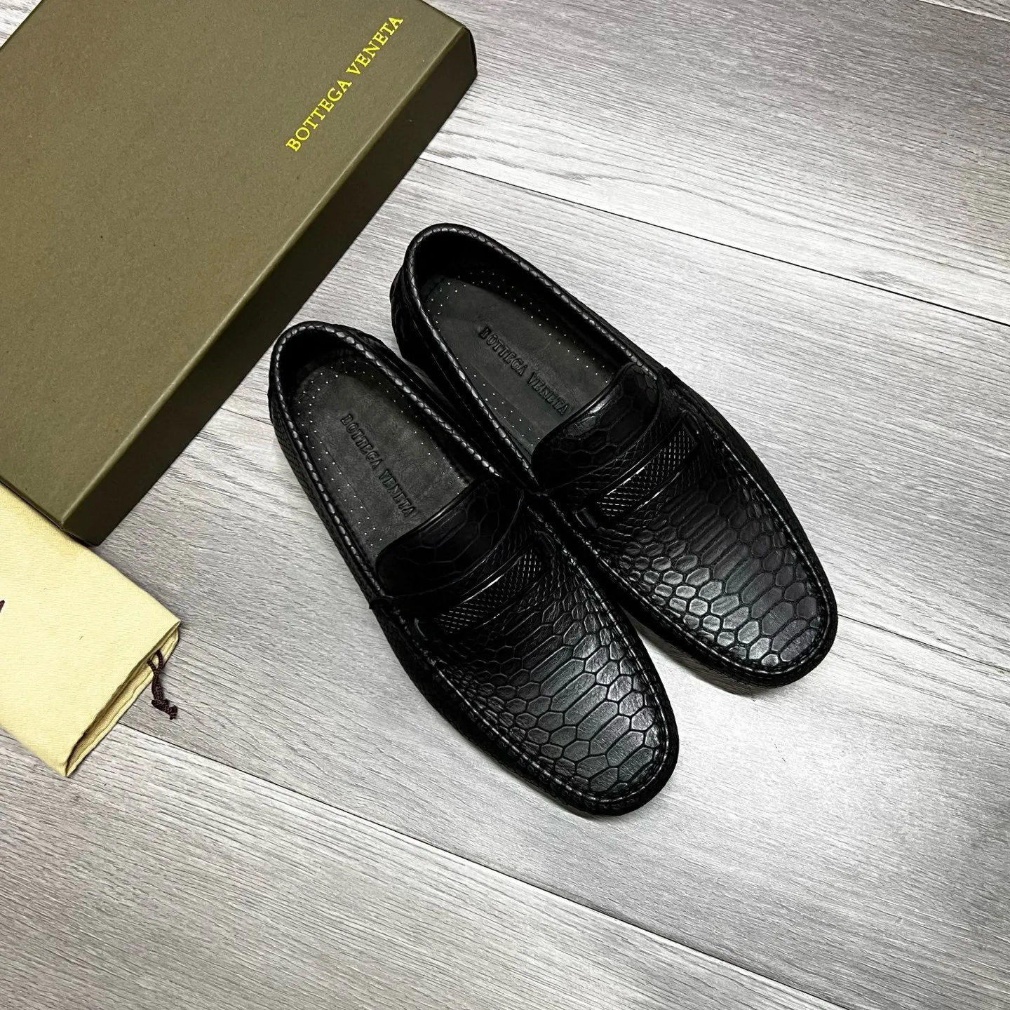 Factory price 480 BV 〰️Purely handmade classic men's beanie shoes👉👉driving shoes, slip-on shoes, made of imported cowhide from Italy, 💕water-dyed cowhide lining, 🔊original outsole, waterproof platform design, comfortable on the feet. Good choice for traveling and driving, single color available, code number: 38-44, (45 can be customized)